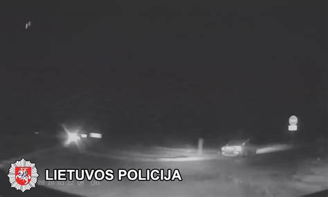 Teminė nuotrauka: greitį viršijantis automobilis, policijos radaras