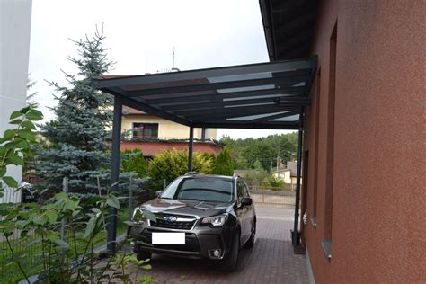 Teminis automobilio stoginės prie namo nuotrauka