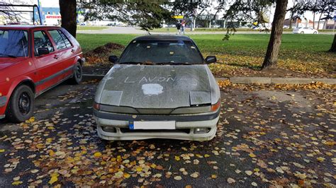 Teminė nuotrauka: senas automobilis Raseinių kieme, laukiantis supirkėjo