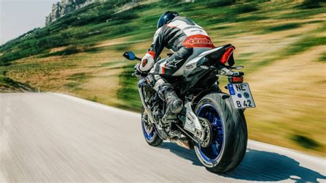 Motociklas po apsauginiu dangčiu