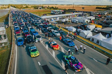 Teminė nuotrauka, vaizduojanti automobilių šrotą su Škoda automobiliais
