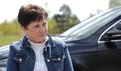 Teminė nuotrauka: vairavimo instruktorė Edita Vasaitienė šypsosi, sėdėdama automobilyje
