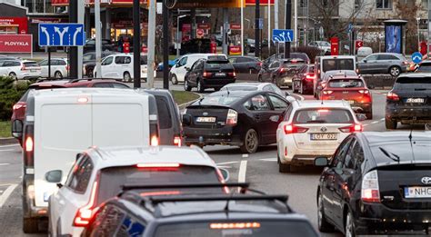 Automobilių eismas mieste ir vairuotojų bendravimas