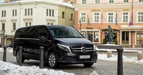 Teminė nuotrauka: Kia Sedona minivenas su pabrėžtais techniniais elementais