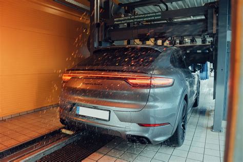 Automobilio plovimas plovykloje