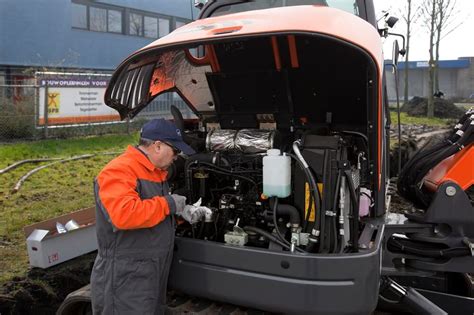 inžinierius atliekantis keltuvo techninę priežiūrą