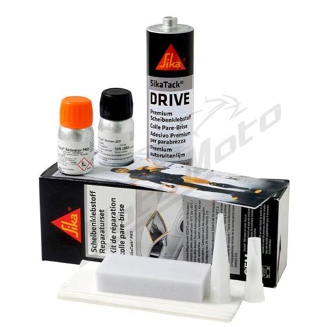 nuotrauka su meistru, atliekančiu automobilio veidrodėlio stiklo klijavimo darbus