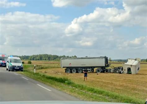Nuvažiavusio nuo kelio sunkvežimio su priekaba iliustracija