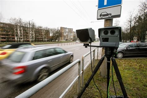 Teminė nuotrauka su avarijos pasekmėmis ir greičio matuokliu