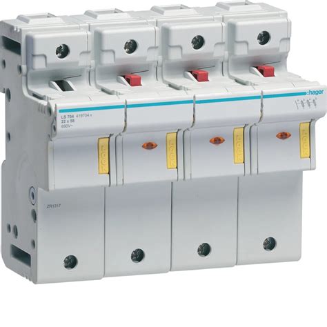 Nuotrauka su paženklinta saugiklių dėžutės vieta salone ir ištrauktu saugikliu