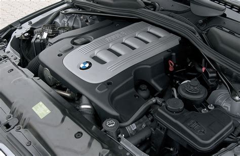 BMW E39 variklio skyriaus vaizdas su pažymėta separatoriaus filtro vieta