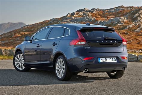 „Volvo V40“ ir „V40 Cross Country“ lyginamoji nuotrauka
