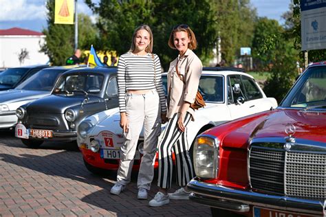 „Volvo“ kompanijos logotipo ir istorinių modelių koliažas