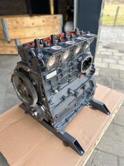 schematinis variklio skyriaus vaizdas su pagrindiniais komponentais