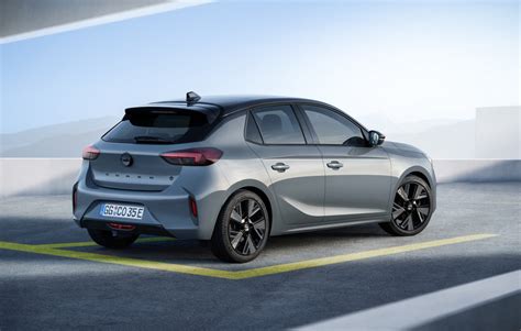 Tematinė Opel Corsa automobilių evoliucijos vizualizacija
