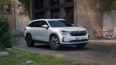 Škoda Kodiaq važiuojantis keliu