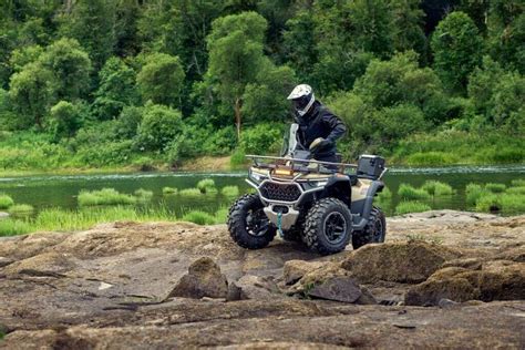 Fotografija, iliustruojanti tinkamą apsauginę aprangą keturračio vairuotojui.