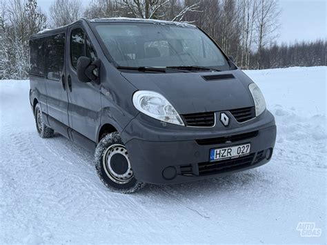 Teminis paveikslėlis: mikroautobusas kraunantis motorolerį