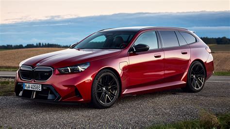 BMW M5 Touring automobilio nuotrauka, pabrėžianti jo sportišką ir verslo klasės dizainą