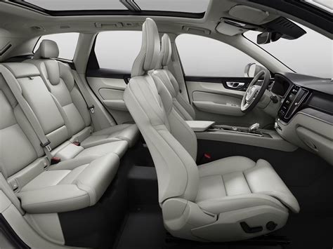 Volvo XC60 interjeras su moderniu prietaisų skydeliu