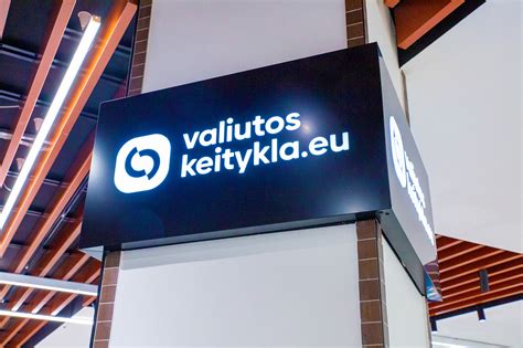 Mobiliojo telefono ekranas su valiutos keitimo skaičiuoklės programa