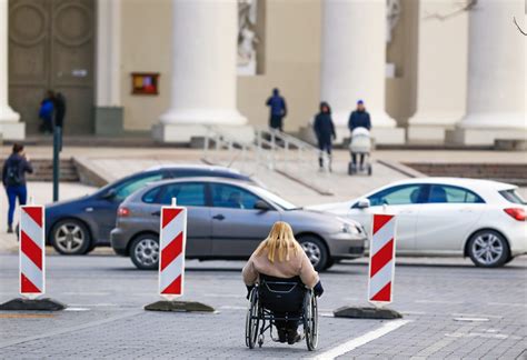 Infografika: ženklinimas ir atstumai neįgaliesiems skirtose stovėjimo vietose