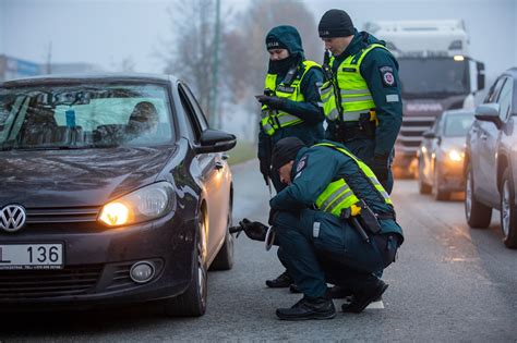 policijos pareigūnas skiria baudą vairuotojui