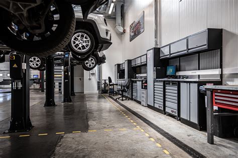 Automobilių serviso patalpos su diagnostikos įranga