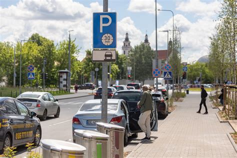 Infografika apie atstumus nuo pastatų iki automobilių stovėjimo vietų