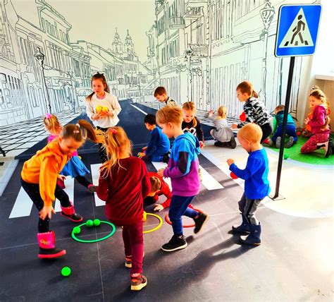 Vaikams skirtų sunkvežimių žaidimų iliustracija su statybos technika
