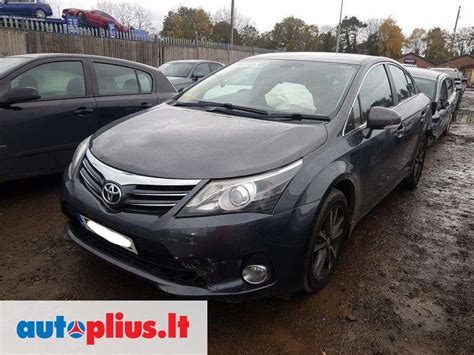 Automobilis „Toyota Avensis“ degantis po eismo įvykio ant tilto per Dubysą