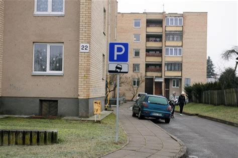 Antakalnio gatvės susidūrimo vieta su užvažiavimu ant šaligatvio ir apgadintu automobiliu