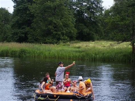 Plaukimas plaustais Birira upe Ugandoje su turistų grupe