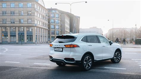 Tematinė nuotrauka su Ford hibridiniu automobiliu, pabrėžianti elektrifikaciją