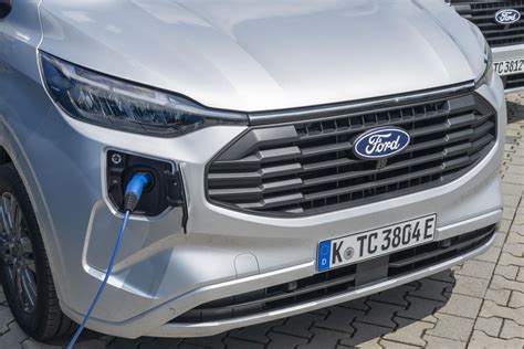 Ford Transit Custom PHEV dirbantys meistrai išnaudojantys integruotą inverterį