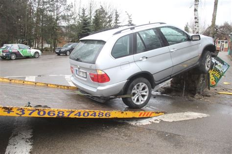 Avarijos vieta Vaivaduose, kur „BMW X5“ rėžėsi į reklaminį stendą ir pakibo ant masyvaus pagrindo