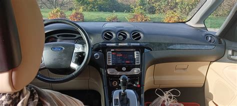 Ford Galaxy interjero vaizdas, pabrėžiant erdvumą ir prietaisų skydelį
