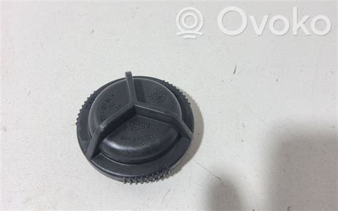 Schematinis priekinio žibinto vaizdas su nurodytomis dalimis, kurias reikia atsukti ir atjungti.