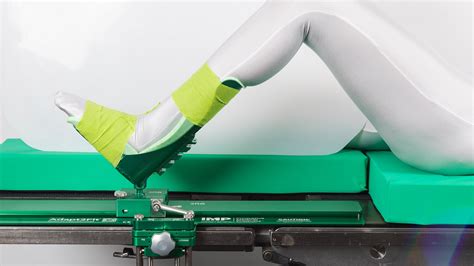 Nuotrauka, iliustruojanti, kaip atsukti fiksavimo kaištį ir atlaisvinti priekinį žibintą.