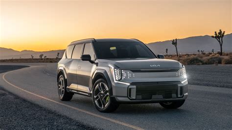 visiškai elektrinio SUV, tokio kaip Kia EV9, nuotrauka, išryškinanti dizainą ir tvarias medžiagas
