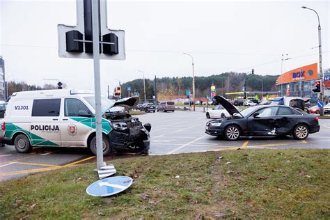 Nuotrauka iš eismo įvykio vietos, kurioje automobilis apgadinęs pastato sieną
