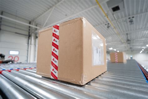 Teminė nuotrauka, vaizduojanti UPS kurjerį pristatantį siuntinį