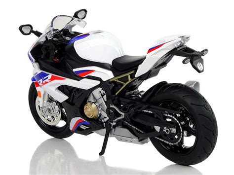 Tematinė nuotrauka: vaikas ant žaislinio BMW motociklo