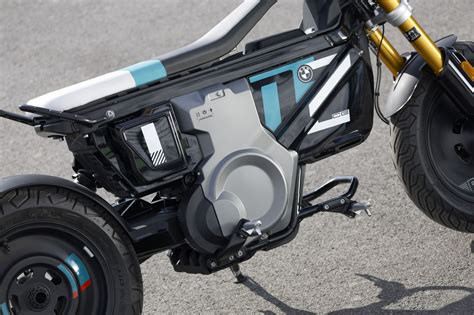 Nuotrauka: BMW CE 02 motociklas mieste