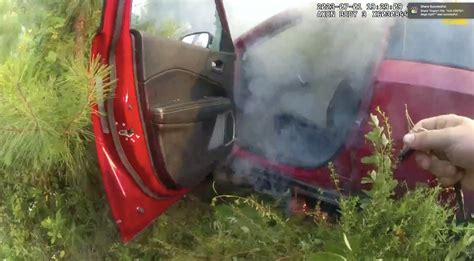 Teminis autoavarijos ir degančio automobilio foto