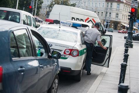 Tematinė nuotrauka, vaizduojanti automobilį po įvykio ir draudimo sutartį