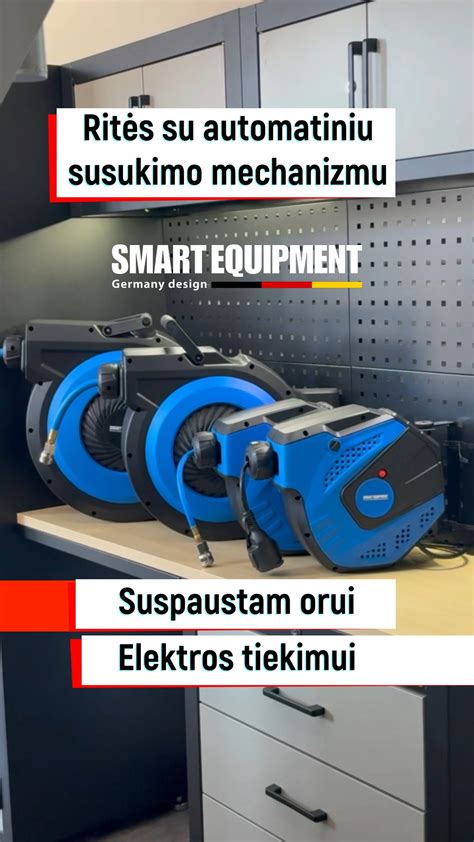 Tematinė nuotrauka: automobilių elektromechanikas dirba su variklio skyriumi ir diagnostikos įranga
