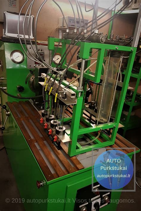 Serviso darbuotojas, atliekantis kuro sistemos komponentų remontą