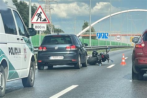 Teminė nuotrauka, vaizduojanti avariją kelyje su avarinėmis tarnybomis