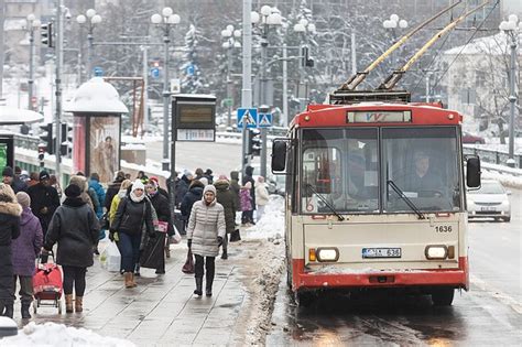 Troleibusas mieste žiemą
